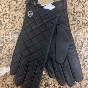MICHAEL KORS QUILTED LEATHER MK CHARM GLOVES
